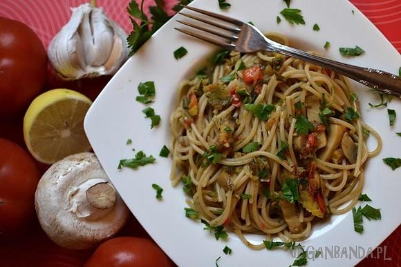 Spaghetti z warzywami i pieczarkami pełnoziarniste