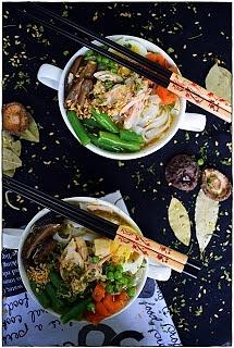 Ramen z makaronem ryżowym na bulionie z zielonej herbaty i trawy cytrynowej