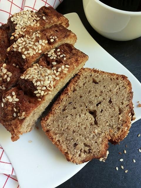 Chlebek bananowy z tahini i sezamem
