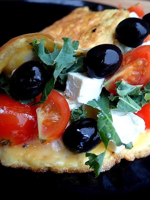Omlet z sałatką grecką – szybki wysokobiałkowy lunch