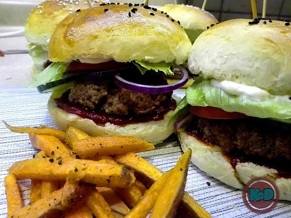 Domowe burgery: przepis na soczyste kotlety i aromatyczną bułkę