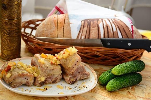 Duszone żeberka z chorizo
