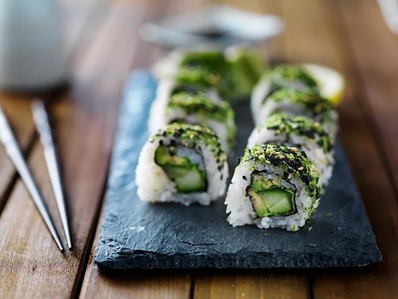 Wegańskie sushi z ogórkiem, awokado i jarmużem