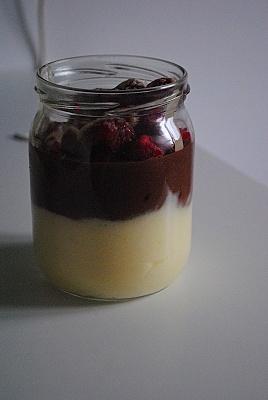 Wegański pudding kakaowy z ziemniakiem i malinami