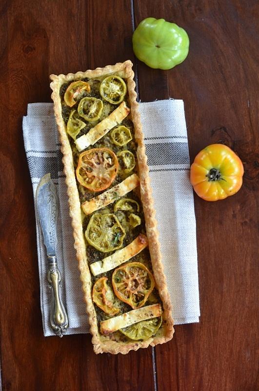Zielone pomidory z pesto i kozia feta w jesiennej tarcie