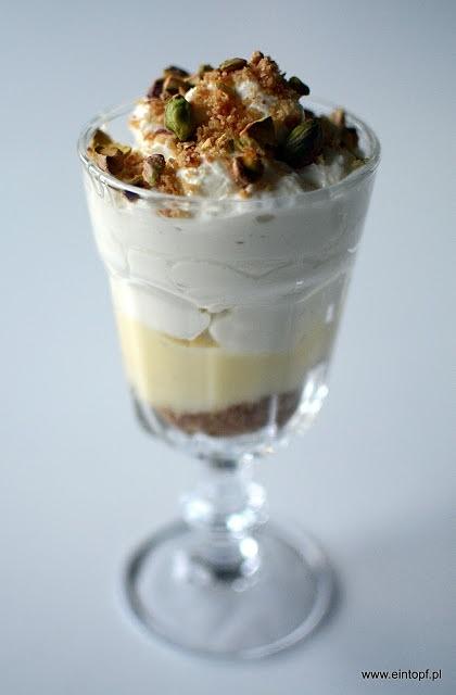 Sernik z mascarpone, ricottą i pistacjami na wąskie ciasto