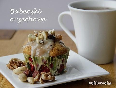 Orzechowe babeczki z polewą z mleka skondensowanego i orzechami