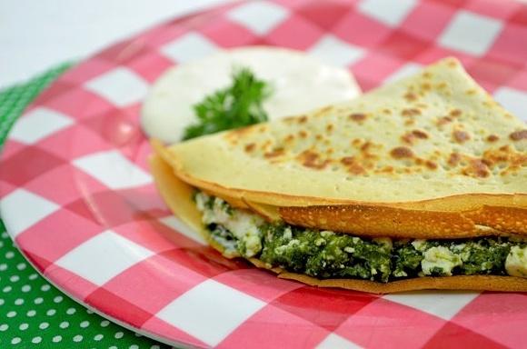 Naleśniki ze szpinakiem serem feta i sosem czosnkowym