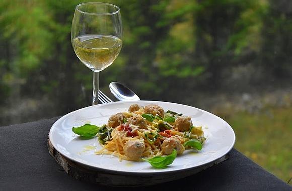 Spaghetti z pulpetami w sosie śmietanowym