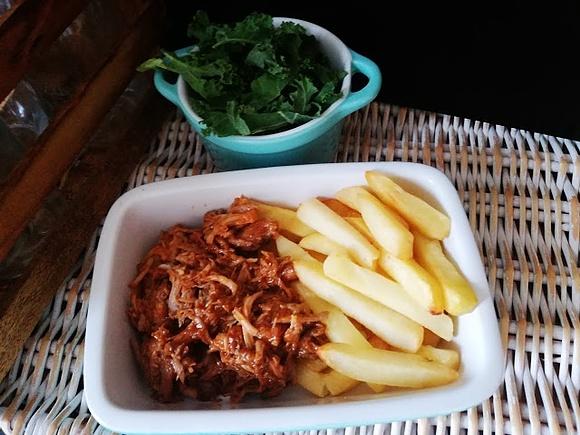 Pulled pork bbq z domowymi frytkami i jarmużem