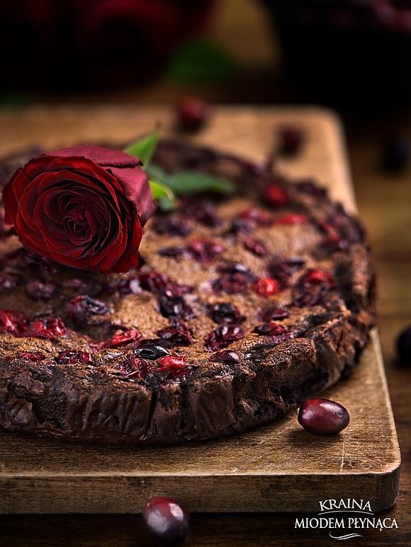 Tarta czekoladowa z kremem budyniowym i żurawiną