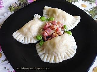 Pierogi z kiszoną kapustą, mięsem i pieczarkami