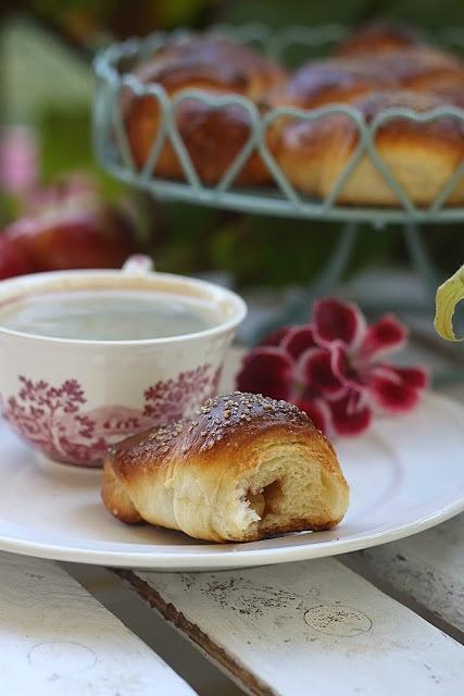 Rogaliki drożdżowe z jabłkiem w cynamonie