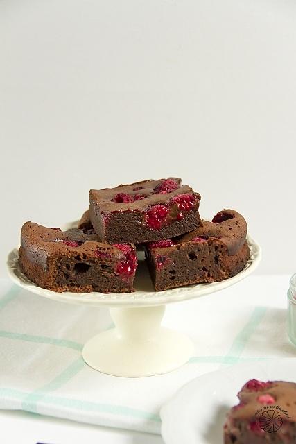 Czekoladowe brownie z malinami