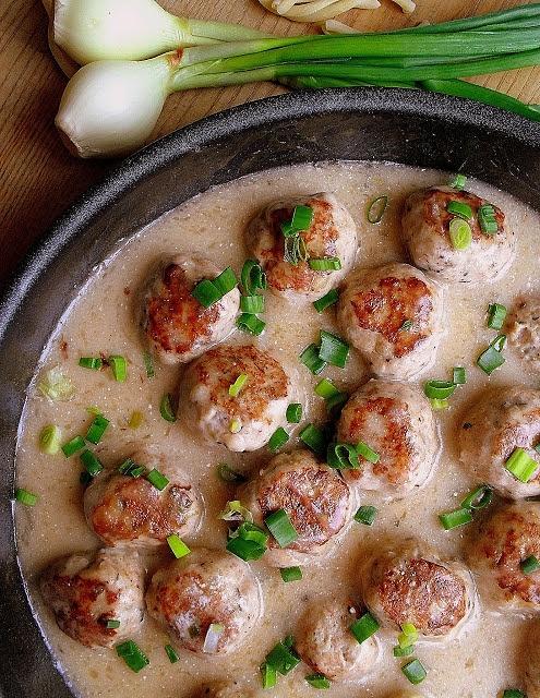 Szwedzkie klopsiki w sosie pomidorowym z parmezanem