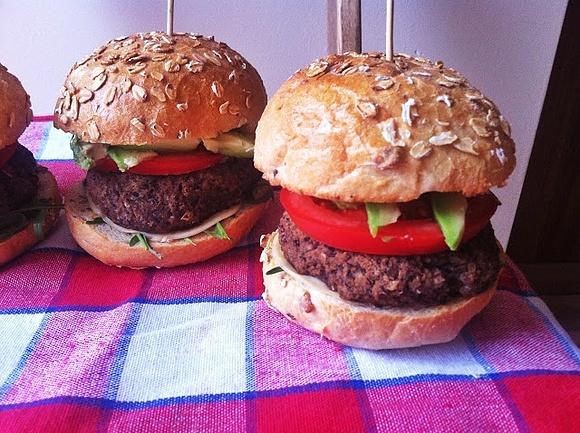 Wegańskie burgery z pieczarkami i fasolą