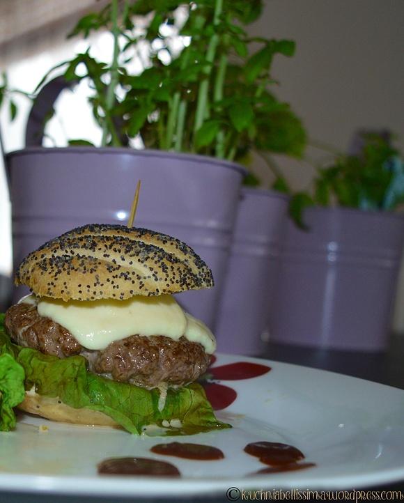 Hamburger z pesto mozzarellą i sosem barbecue