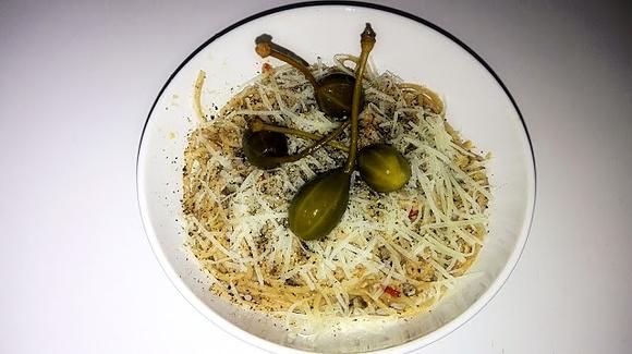 Spaghetti z oliwą czosnkiem i tuńczykiem