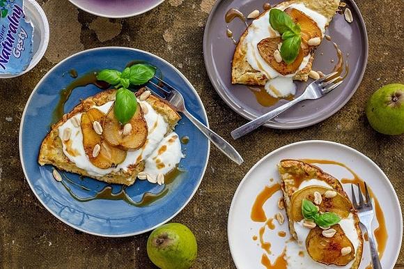 Omlet z karmelizowaną gruszką i karmelem daktylowym