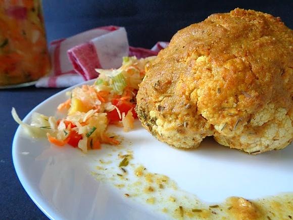 Pieczeń z kalafiora z ziemniakami pieczonymi z czosnkiem