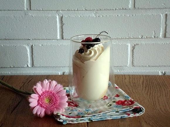 Geranium w panna cotta - przepis na deser z bodnkiem i porzeczkami