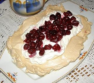 Beza z bitą śmietaną i wiśniami z kompotu