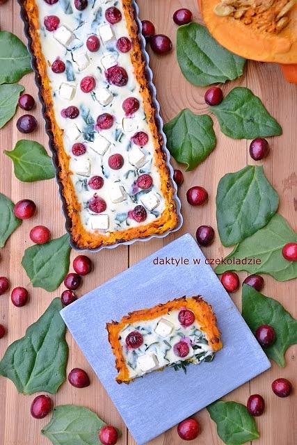 Tarta ze szpinakiem i żurawiną na dyniowym spodzie