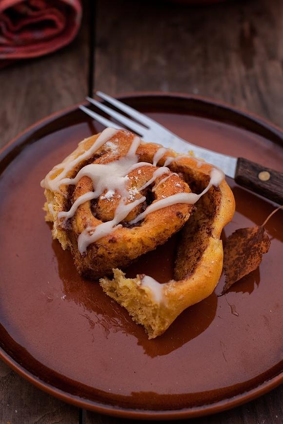 Dyniowe cinnamon rolls z polewą