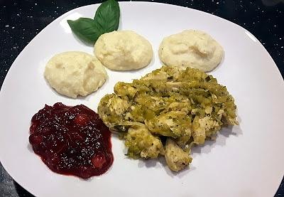 Kurczak w porach z puree selerowym i sosem żurawinowym