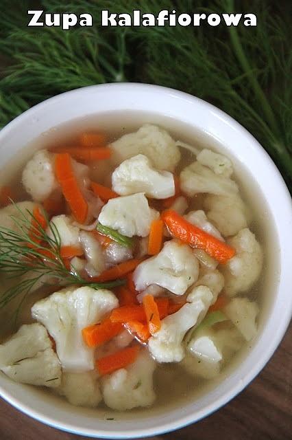 Zupa kalafiorowa z marchewką, pietruszką i koperkiem