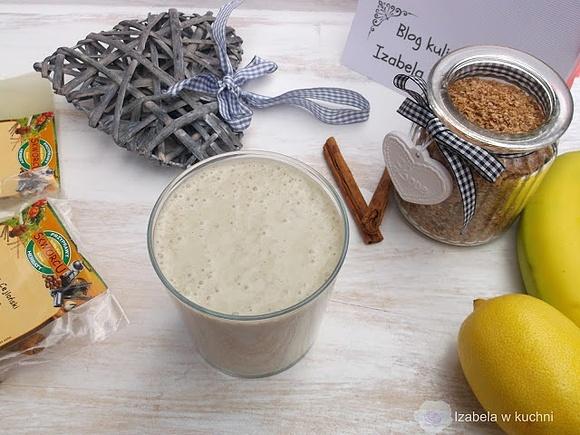 Koktajl jogurtowy z bananami, otrębami i jęczmieniem