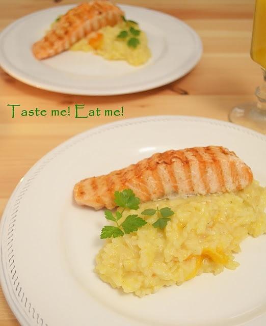 Risotto pomarańczowe z papryką i grillowanym łososiem