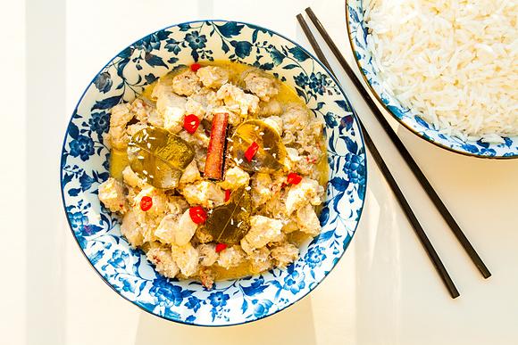 Rendang z kurczaka pikantne danie z Indonezji