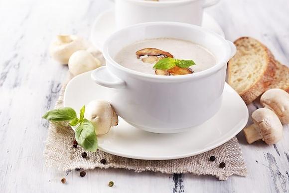 Zupa pieczarkowa z śmietaną i natką pietruszki