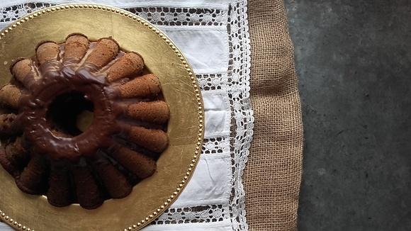 Czekoladowa babka z orzechami laskowymi i polewą czekoladową