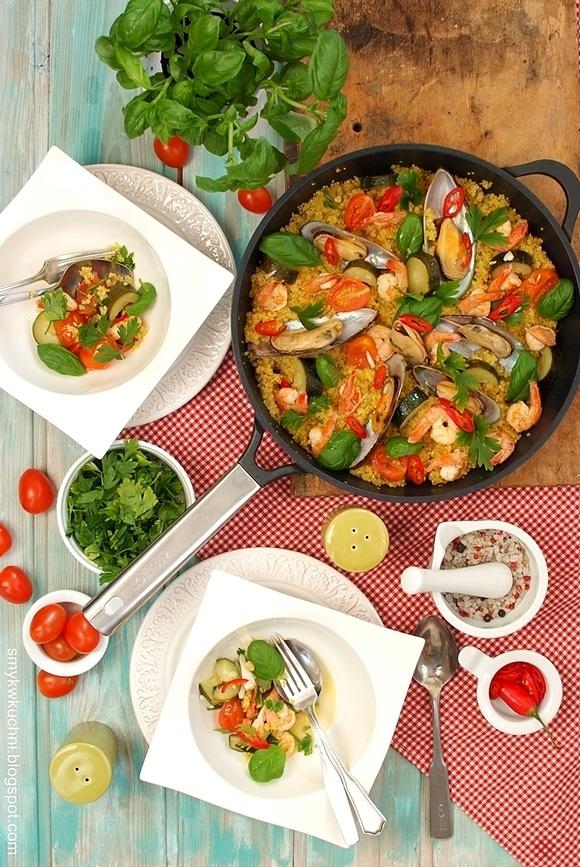 Paella z quinoną, małżami i krewetkami