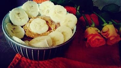 Czekoladowa manna z masłem orzechowym i bananami