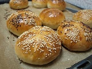 Kajzerki z drożdży, śniadaniowe pieczywo, łatwy przepis
