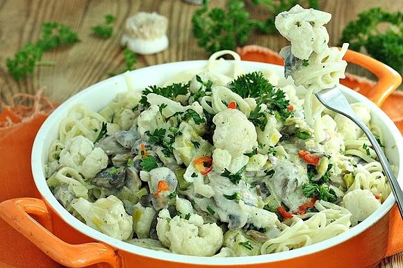 Makaron z sosem pieczarkowo kalafiorowym