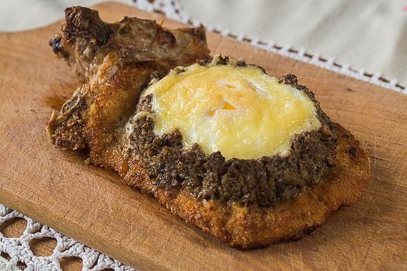 Kotlet schabowy z jajkiem