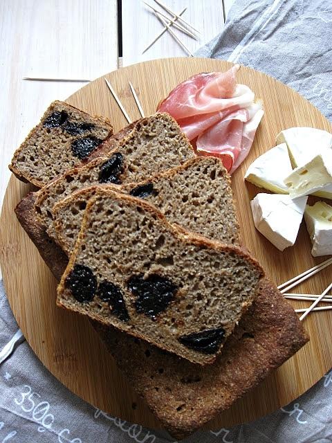 Chleb żytni ze śliwkami na zakwasie