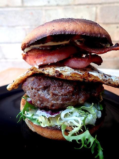 Najsmaczniejsze burgery – mięsne, soczyste i pełne smaku