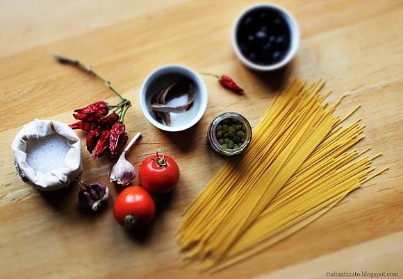 Spaghetti alla puttanesca - szybki przepis z Neapolu