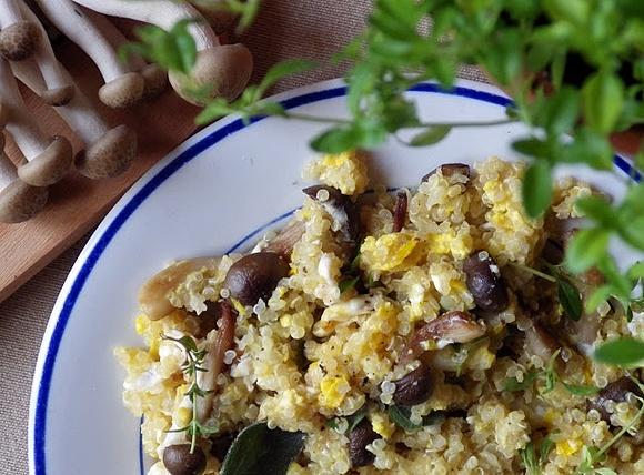 Quinoa z jajkiem i grzybkami shimeji na śniadanie lub kolację