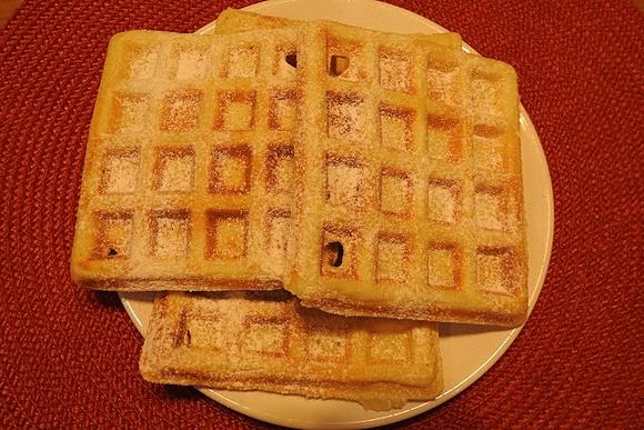 Gofry na słodko z proszkiem do pieczenia i cukrem