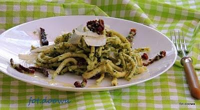 Makaron z pesto, suszonymi pomidorami i Grana Padano