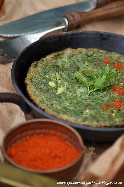 Omlet ze szpinakiem z chili i gałką muszkatołową