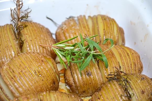 Ziemniaki hasselback harmonijki i akordeony