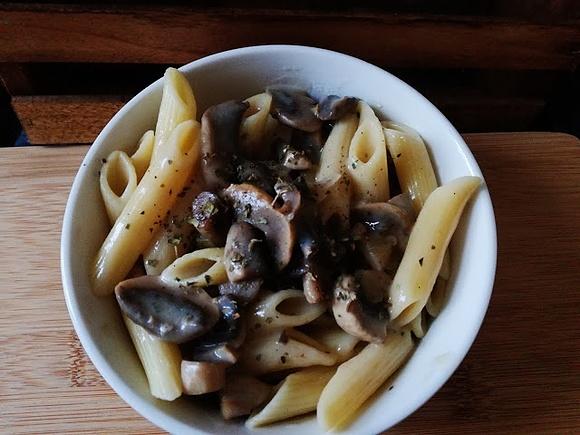 Penne z pieczarkami i szalotką