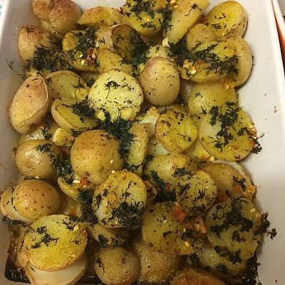 Pieczone ziemniaczki z koperkiem i czosnkiem